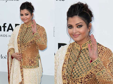 Aishwarya Rai Bachchan poses as she arrives to attend the 2012 amfAR's Cinema Against Aids on May 24, 2012 in Antibes, southeastern France. (AFP)