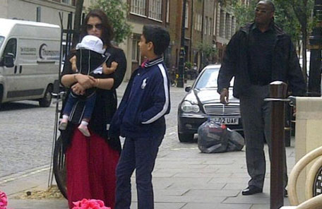 Aishwarya takes a stroll with daughter Aaradhya around London. (This image was tweeted by Rajshri.com)