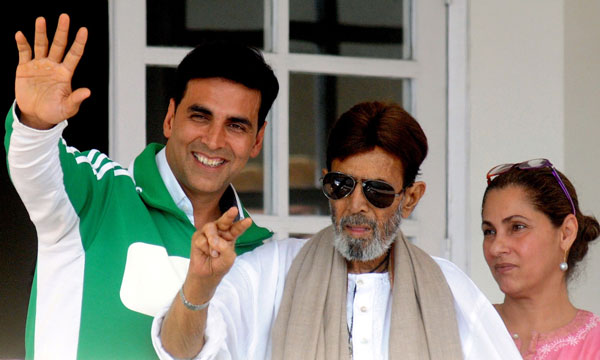 Veteran Indian Bollywood actor Rajesh Khanna (C), flanked by his wife Dimple Kapadia (R) and son in-law Akshay Kumar (L), wave to well-wishers gathered outside his Ashirwad bungalow in Mumbai on June 21, 2012. (AFP)