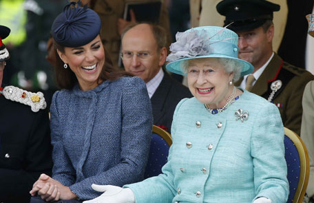 Catherine, Duchess of Cambridge and Queen Elizabeth II (GETTY/GALLO)