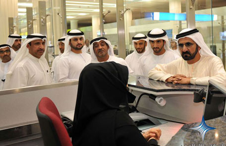 Mohammed talks to an airport staff. (www.sheikhmohammed.co.ae)