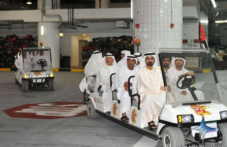 Mohammed tours the passengers luggage section. (www.sheikhmohammed.co.ae)