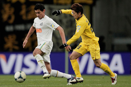 Ganso (left) of Santos challenges Ryoichi Kurisawa of Kashiwa Reysol during the Fifa Club World Cup semifinal at Toyota Stadium on December 14, 2011 in this file photo. (GETTY)