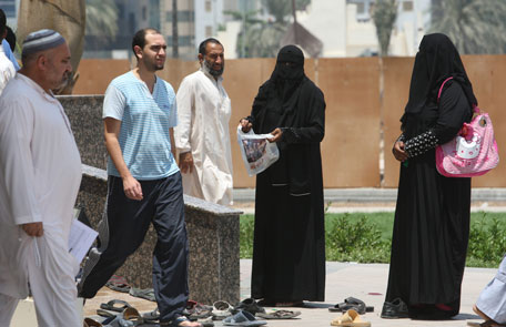 Report a beggar to Dubai Police, win cash - News - Emirates - Emirates24|7