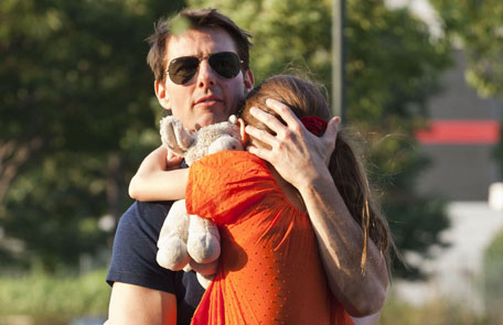 Tom Cruise carries his daughter Suri (REUTERS)