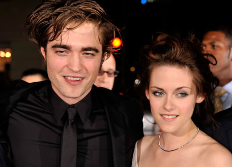 (FILE) Robert Pattinson (L) and actress Kristen Stewart arrive at the film premiere of Summit Entertainment's 'Twilight' held at the Mann Village and Bruin Theaters on November 17, 2008 in Westwood, California. (GETTY/GALLO)
