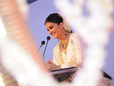 Bollywood actress Aishwarya Rai Bachchan inaugurating jewellery store. (Pic: Facebook)