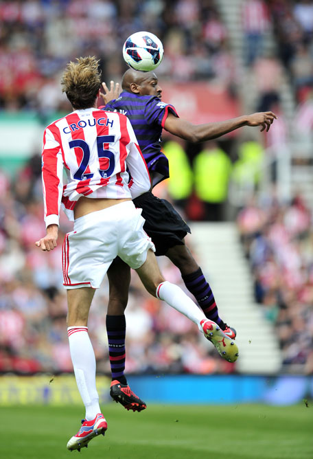 Stoke City's English striker Peter Crouch (L) vies with Arsenal's French midfielder Abou Diaby (R) during their English Premier League football match at The Britannia Stadium in Stoke-on-Trent on August 26, 2012. (AFP)