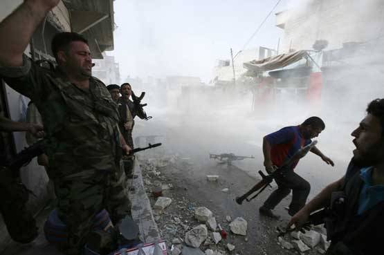 Free Syrian Army fighters run for cover after Syrian forces fired a mortar in the El Amreeyeh neighborhood of Syria's northwestern city of Aleppo August 30, 2012 (REUTERS)