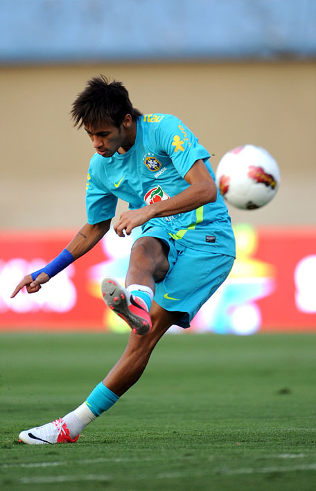 Brazil's national team footballer Neymar kicks the ball during a training session at Serra Dourada Stadium, in Goiania, Goias State, on September 18, 2012, on the eve of their Americas' Super Derby first leg match against Argentina. (AFP)