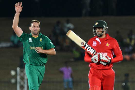 South African cricketer Jacques Kallis celebrates after he dismissed Zimbabwe cricketer Graeme Cremer during the ICC Twenty20 Cricket World Cup match between South Africa and Zimbabwe at The Mahinda Rajapaksa International Cricket Stadium in Hambantota on September 20, 2012 (AFP)