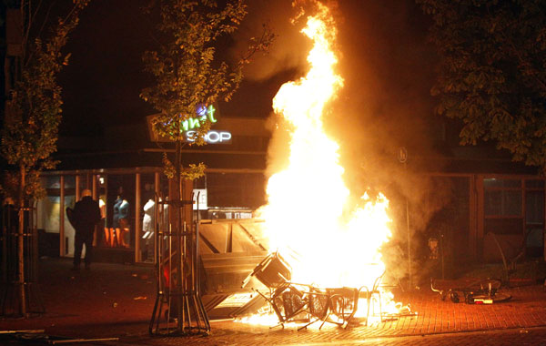 Chairs burn in the northern Dutch town of Haren late on September 21, 2012 as riot police went into action to contain thousands of party-goers who turned up after a teenager's birthday invite on Facebook went viral.
Public television station NOS said up to 4,000 people, the vast majority of them young, had turned up in Haren, population 18,000. Dutch news agency ANP quoted a correspondent as saying the situation in Haren  was getting out of control as police were pelted with stones, bottles, bicycles and pots of flowers by angry youths. (AFP)