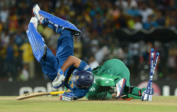 Sri Lanka cricketer Tillakaratne Dilshan (L) is run out by South African wicketkeeper AB de Villiers (R) during the ICC Twenty20 Cricket World Cup match between South Africa and Sri Lanka at The Mahinda Rajapaksa International Cricket Stadium in Hambantota on September 22, 2012. (AFP)