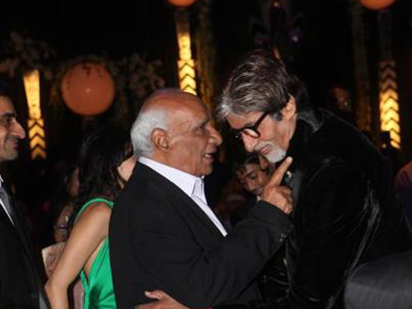 Last pictures of Yash Chopra at Amitabh Bachchan's birthday celebration on Oct 10.. he fell ill the next day, went into ICU the day after, never to return. (Amitabh Bachchan shared the picture on Facebook)