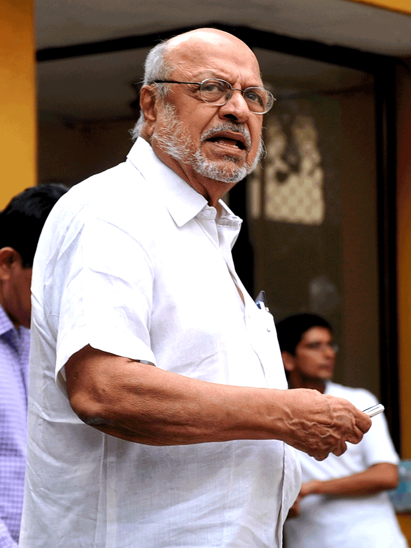 Indian Bollywood film director Shyam Benegal leaves after paying his last respects to Bollywood legendary Hindi film director Yash Raj Chopra at Yash Raj Studio in Mumbai.  A host of Bollywood stars bid farewell on Monday to legendary Indian filmmaker Yash Chopra, the "king of romance", who was cremated in Mumbai after dying in hospital at the age of 80. (AFP)