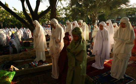 Muslims pray, marking the sacrifice day of Eid al-Adha in Makassar in Indonesia's South Sulawesi province October 26, 2012. Indonesia, the world's most populous Muslim nation, celebrates Eid al-Adha by slaughtering goats and cows and distributing the meat to the poor. (REUTERS)