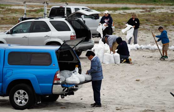 Residents of Long Beach prepare as Hurricane Sandy approaches on October 28, 2012 in Long Beach, New York (Getty Images/AFP)
