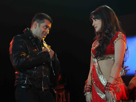 Bollywood actors Salman Khan and Priyanka Chopra perform during a stage show in Dubai, December 2, 2012. (SUPPLIED)