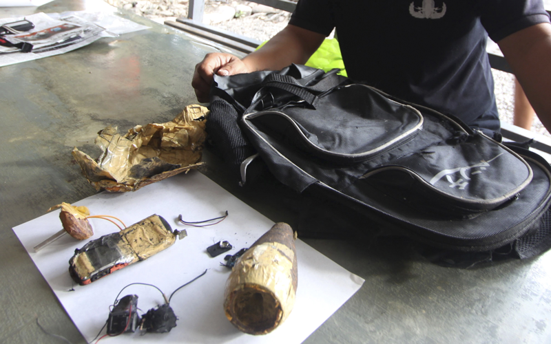 A Philippine National Police investigator reveals an improvised explosive device (IED) from a backpack which a Malaysian member of a terrorist group Jemaah Islamiya was trying to detonate Friday in Davao city in southern Philippines. A suspected terrorist, identified as Mohd Noor Fikrie Bin Abd Kahar, was fatally shot by police late Friday following a scuffle inside a hotel where he and his Filipino wife had checked in, Davao city police chief Ronald de la Rosa said. (AP)
