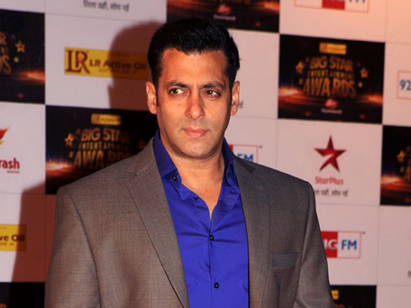 Indian Bollywood actor Salman Khan poses as he attends the ‘Big Star Entertainment Awards 2012’ ceremony in Mumbai late December 16, 2012. (AFP)