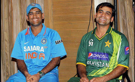 Indian captain MS Dhoni and his Pakistan counterpart M Hafeez share a joke at the ceremony held to unveil the T20 trophy ahead of the first match in Bangalore. (courtesy TWITTER @Saj_PakPassion)