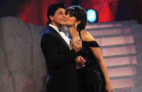 Bollywood actor Shah Rukh Khan and Priyanka Chopra perform during the 19th Annual Colors Screen Awards in Mumbai. (Twitter)