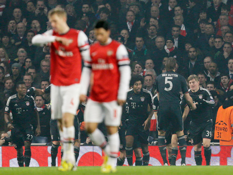 Bayern's Toni Kroos, right, celebrates with his teammates after scoring the opening goal during a Champions League, round of 16, first leg soccer match between Arsenal and Bayern Munich at Arsenal's Emirates stadium in London, Tuesday, Feb.  19, 2013. (AP)