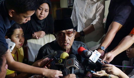 Filipino Sultan Jamalul Kiram III of the southern Philippine province of Sulu, center, answers questions from reporters at his residence in suburban Taguig, south of Manila, Philippines on Sunday March 3, 2013. Gunmen ambushed and killed five Malaysian policemen as fears mounted that armed intruders from the southern Philippines had slipped into at least three coastal districts on Borneo island, officials said Sunday. Jamalul Kiram III told reporters that he was worried the violence in Sabah might spread because many Filipinos, especially followers of his sultanate in the southern Philippine, are upset by the killing of their compatriots in Lahad Datu. (AP)