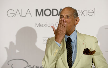 Dominican fashion designer Oscar de la Renta blows a kiss after delivering a press conference in Mexico City on March 22, 2013. De la Renta is in Mexico to present "Gala Moda Nextel". (AFP)