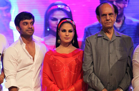 Bollywood starlet Veena Malik (C) with co-star Akshay (L) at the music launch of 'SILK'. (Twitter)