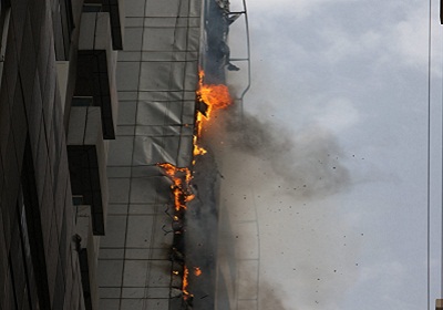 Al Hafeet Tower on fire on Monday (Emarat Al Youm)
