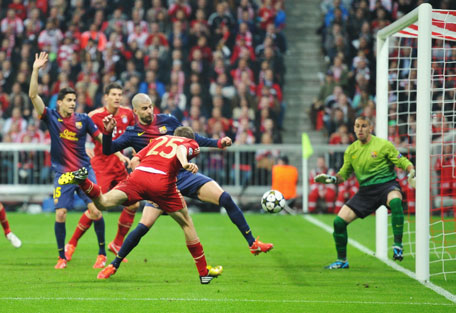Thomas Mueller of Bayern Munich scores the opening goal during the UEFA Champions League semifinal first leg against Barcelona at Allianz Arena on April 23, 2013 in Munich, Germany. (GETTY)