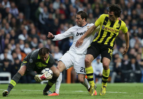 Gonzalo Higuain of Real Madrid is foiled by Mats Hummels and Roman Weidenfeller of Borussia Dortmund during the UEFA Champions League semifinal second leg at Estadio Santiago Bernabeu on April 30, 2013 in Madrid, Spain. (GETTY)