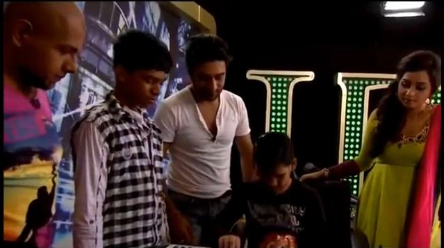 Indian Idol Junior 2013 contestant Prerna Agarwal with the judges. (Screen grab)