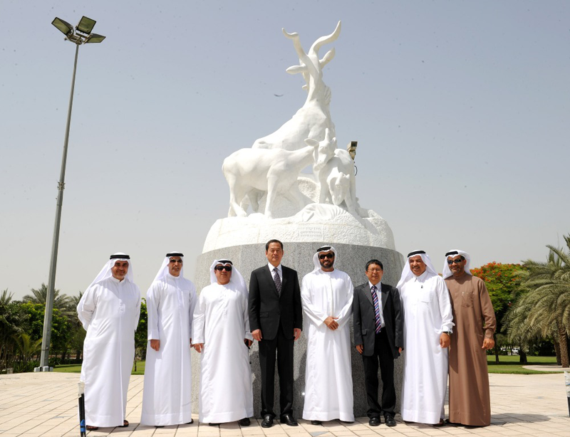 Khalid Ali Bin Zayed, Assistant Director General of Dubai Municipality, Diao Ellen, Deputy Secretary-General of the government of Guangzhou, and officials from both cities at the unveiling of the statue