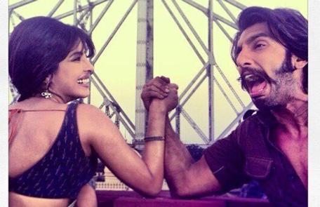 Bollywood actor Priyanka Chopra (L) and Ranveer Singh in the set of 'Gunday'. (Twitter: @priyankachopra)