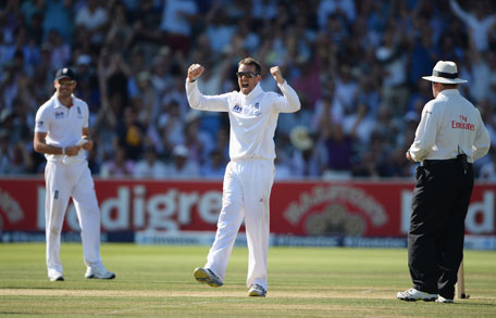 Graeme Swann of England celebrates the wicket of Ryan Harris of Australia during day two of the 2nd Ashes Test at Lord's Cricket Ground on July 19, 2013 in London, England. (GETTY)