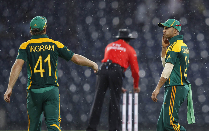 South Africa's Jean-Paul Duminy (R) and Colin Ingram (41) walk off ground as the match was stopped due to rain during the second One Day International match against Sri Lanka in Colombo.  (REUTERS)