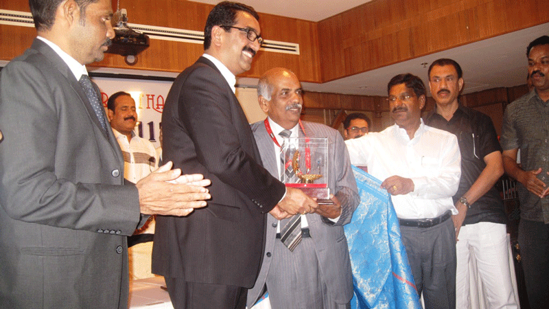 Vivekanandan, senior journalist with Gulf Today, receiving the 12th Chiranthana-UAE Exchange Award.