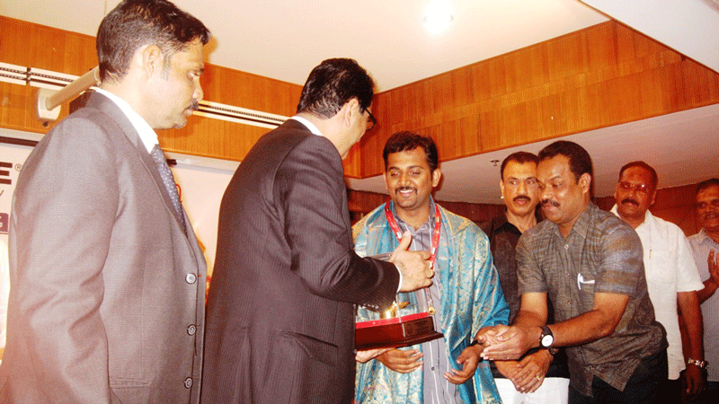 E. Sathish of Asianet TV receiving the 12th Chiranthana-UAE Exchange Award.