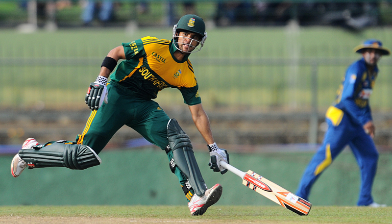 South African batsman Jean-Paul Duminy (L) runs between wickets during the fourth One Day International (ODI) cricket match between Sri Lanka and South Africa at the Pallekele International Cricket Stadium in Pallekele on July 28, 2013. (AFP)