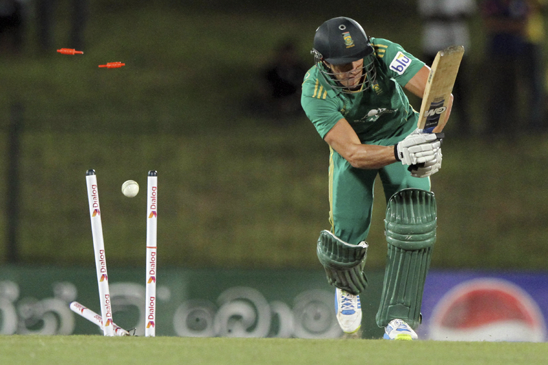 South African captain Faf du Plessis is bowled out by Sri Lanka's Lasith Malinga, unseen, during their second Twenty20 cricket match in Sooriyawewa, Sri Lanka, Sunday, Aug. 4, 2013. (AP)