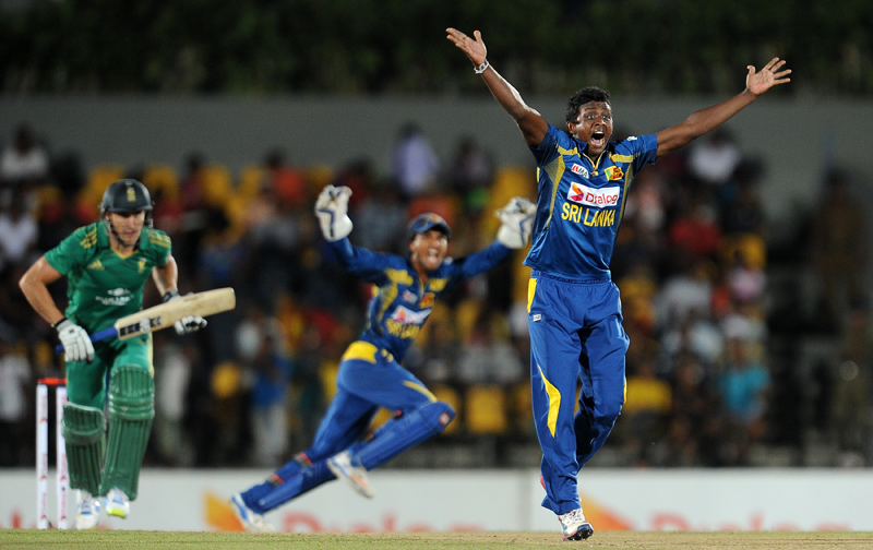 Sri Lankan cricketer Ajantha Mendis (R) unsuccessfully appeals for a Leg Before Wicket (LBW) decision against South African cricket captain Faf du Plessis (L) during the third and final Twenty20 cricket match between Sri Lanka and South Africa at the Suriyawewa Mahinda Rajapakse International Cricket Stadium in the southern district of Hambantota on August 6,2013. (AFP)