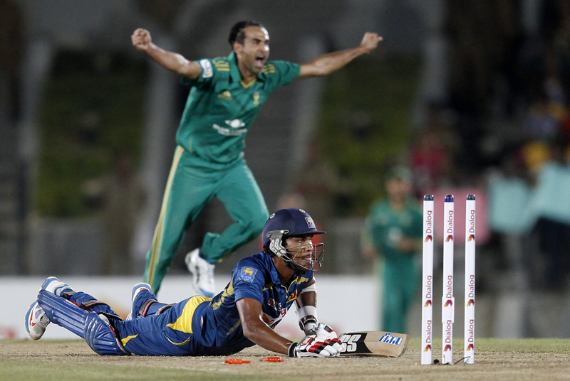 Sri Lanka's captain Dinesh Chandimal (below) looks on after being stumped out by South Africa's wicket keeper Quinton de Kock during their final Twenty20 match against in Hambantota August 6, 2013. (REUTERS)