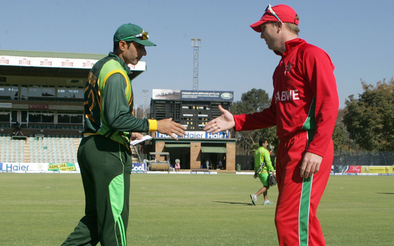 Zimbabwe captain Brendan Taylor shakes hands with Pakistan captain Misbah Ul Haq after loosing the toss ahead of the first game of the three match ODI cricket series between Pakistan and Zimbabwe at the Harare Sports Club on August 27, 2013.  (AFP)