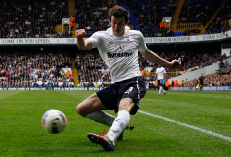 Tottenham Hotspur's Gareth Bale kicks the ball during their English Premier League match against the Blackburn Rovers at White Hart Lane in London April 29, 2012. (REUTERS)