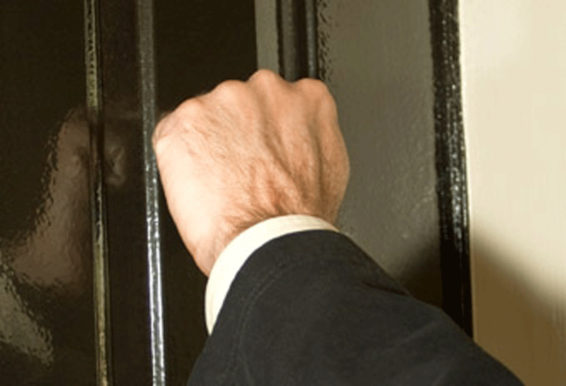 Dubai housewife robbed by door-knocking gang - Law & Order - Local