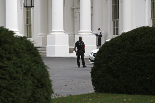 Secret Service agents in uniform lock down the North Lawn and entrances to the White House, after reports of a shooting at the U.S. Capitol in Washington, October 3, 2013. The U.S. Capitol was in lockdown on Thursday after gunshots were fired outside the building, injuring several people including a law enforcement officer, a Senate aide and a Capitol police officer said. (REUTERS)