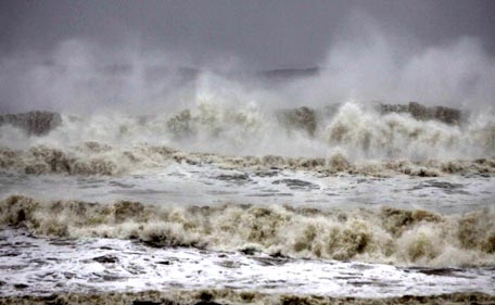 High tide waves approach the Bay of Bengal coast near Gopalpur beach in Ganjam district about 200 kilometers  (125 miles) from the eastern Indian city Bhubaneswar, India, Saturday, Oct. 12, 2013. (AP)