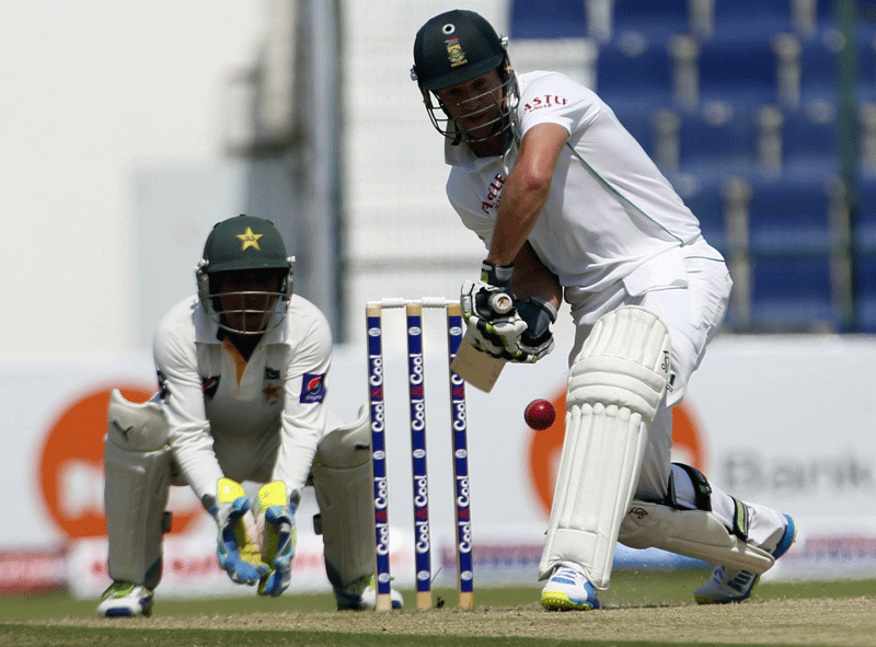 AB de Villiers (right) of South Africa bats as Pakistan's wicketkeeper Adnan Akmal watches on during their first Test at the Sheikh Zayed Cricket Stadium in Abu Dhabi on October 14. (AFP)
